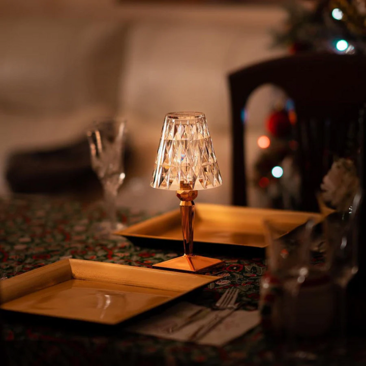 Krystal bordlampe med funklende design i sølv, tilfører elegant stemning, ideel til moderne og klassiske rum.