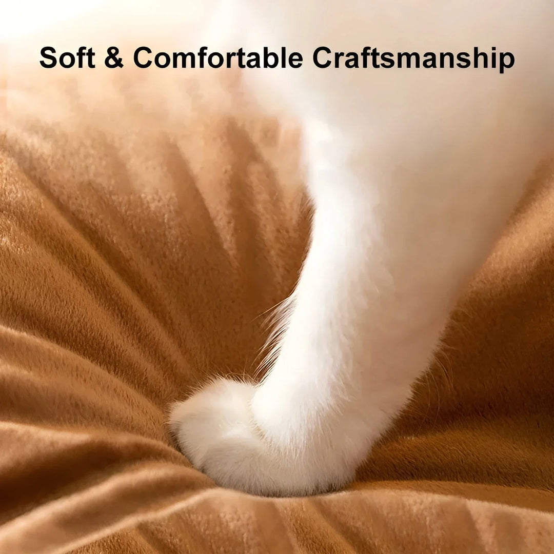 Hyggelig kæledyrshule i tipi-design med blød polstring og varmelagrende materiale, et komfortabelt tilflugtssted for hunde og katte.