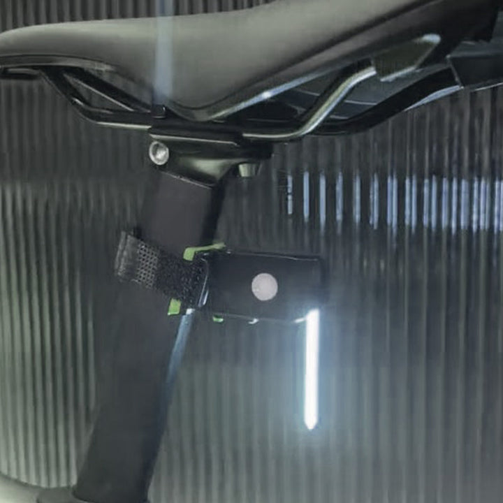 LED Cykelbaglygte: Kompakt, 40 lumen, nem at montere. Stråler intensivt i blå, gul, grøn, lyserød, rød.