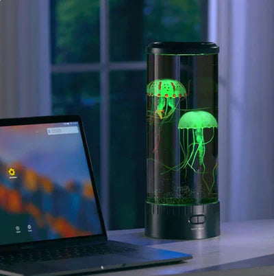 LED lavalampe med svømmende vandmænd og farveskiftende LED'er, dekorativ for soveværelse, stue eller kontor.