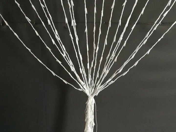 LED lysgardin med farveskift, pynter vinduer og vægge og skaber en magisk stemning med bløde farvede lyseffekter.