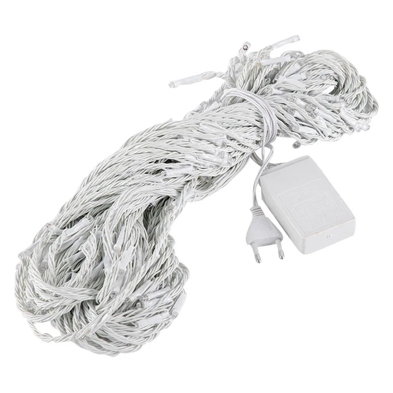 LED lysgardin med farveskift, pynter vinduer og vægge og skaber en magisk stemning med bløde farvede lyseffekter.