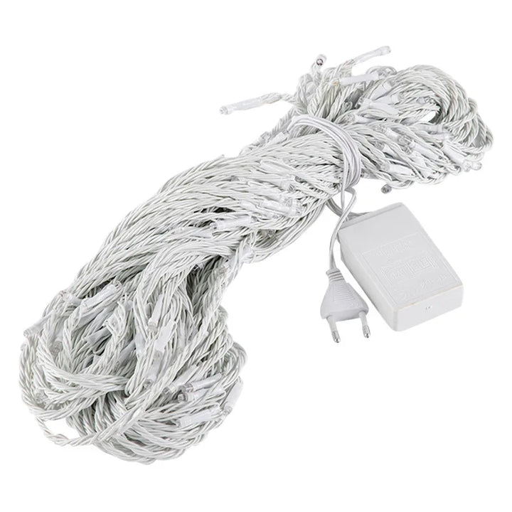 LED lysgardin med farveskift, pynter vinduer og vægge og skaber en magisk stemning med bløde farvede lyseffekter.