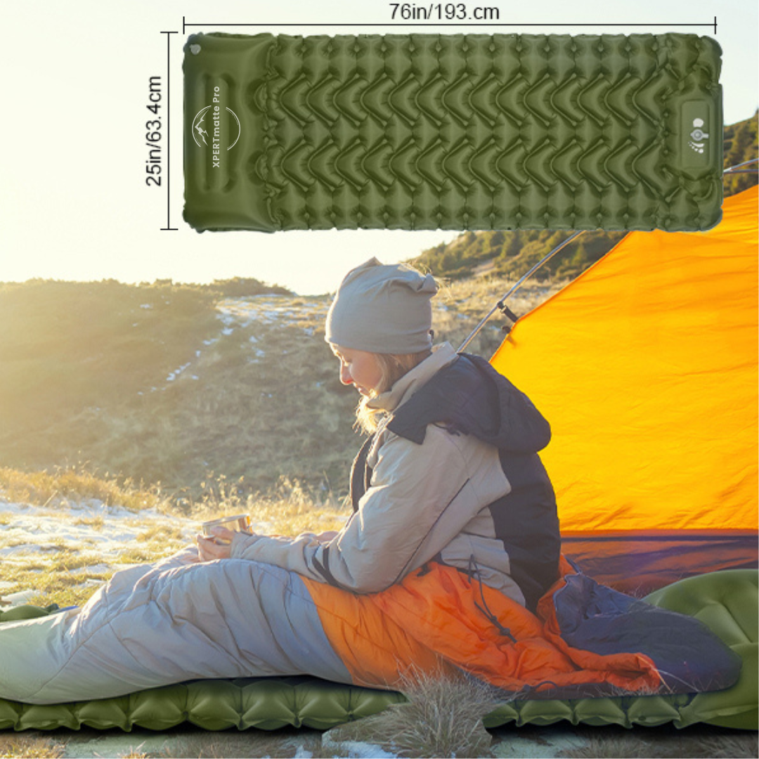 Let oppustelig liggeunderlag i grøn nylon TPU, kompakt foldet, ideelt til camping og vandreture, XPERTmatte Pro.