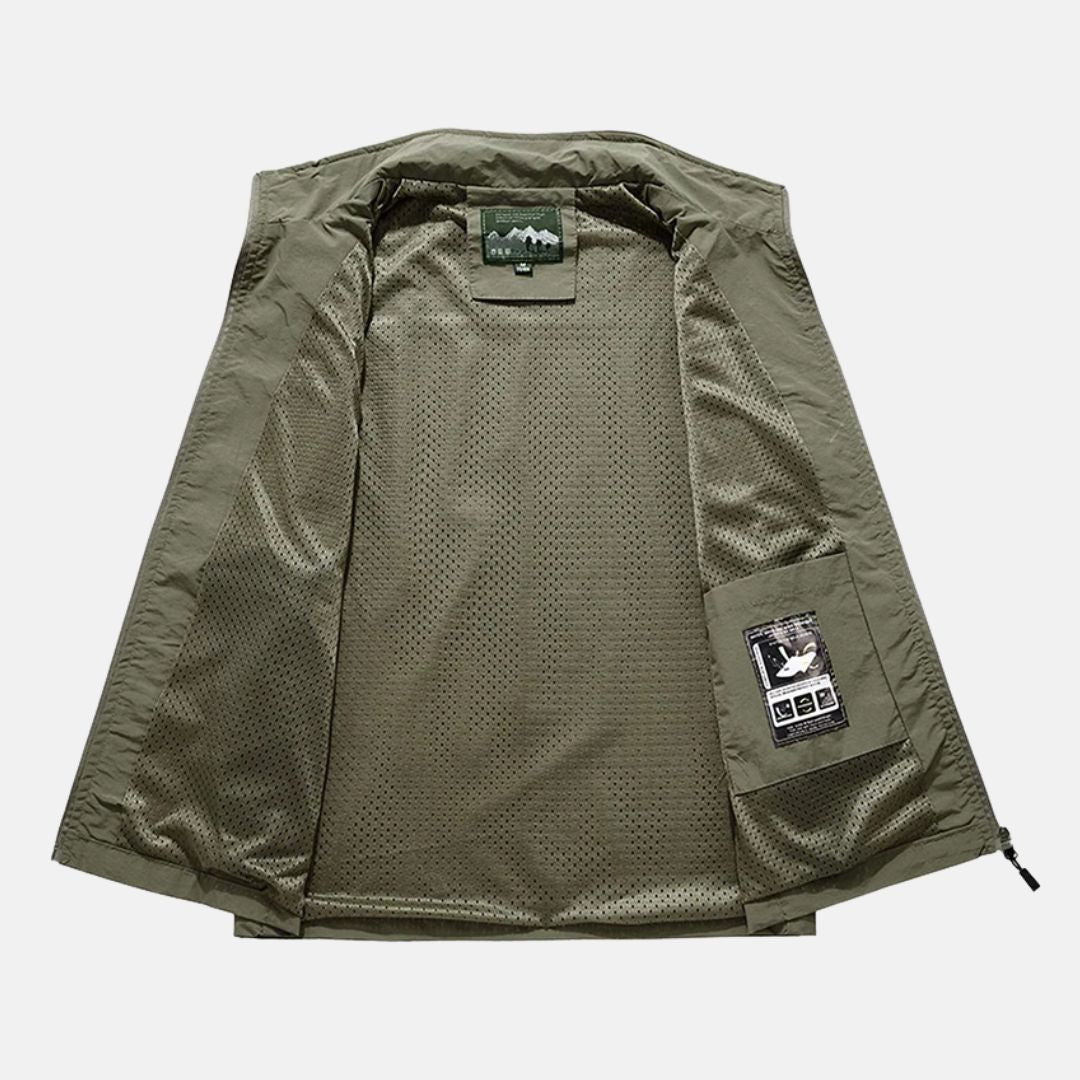 Let multifunktionel herrevest med flere lommer, ideel til camping og vandring i marineblå eller khaki.