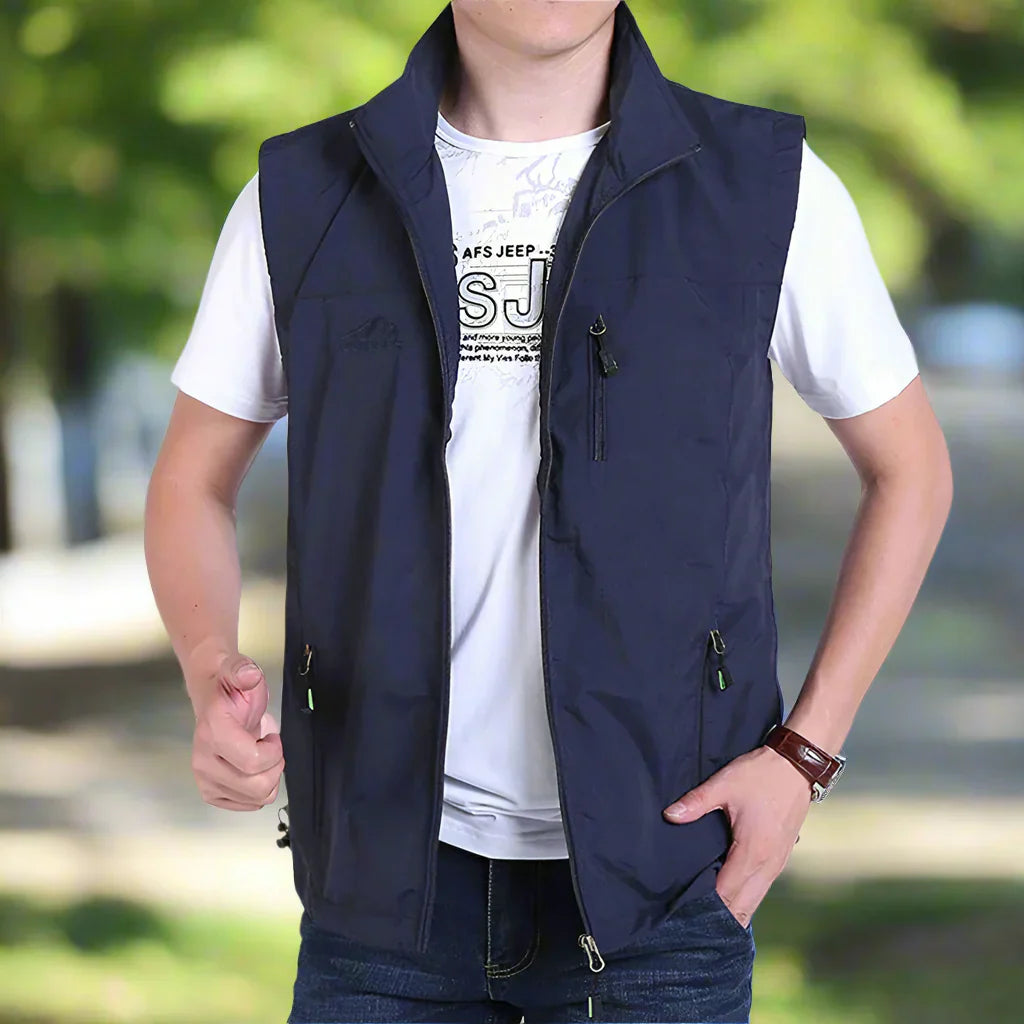 Let multifunktionel herrevest med flere lommer, ideel til camping og vandring i marineblå eller khaki.