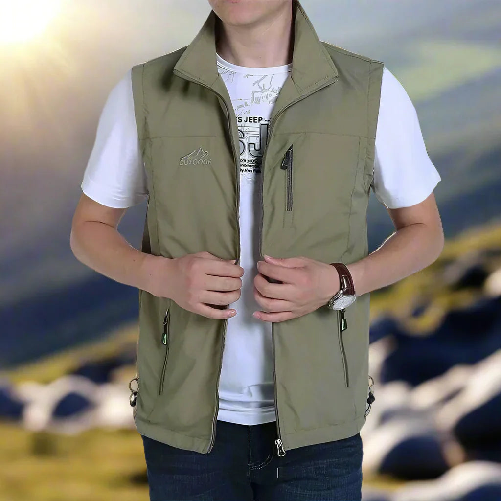 Let multifunktionel herrevest med flere lommer, ideel til camping og vandring i marineblå eller khaki.