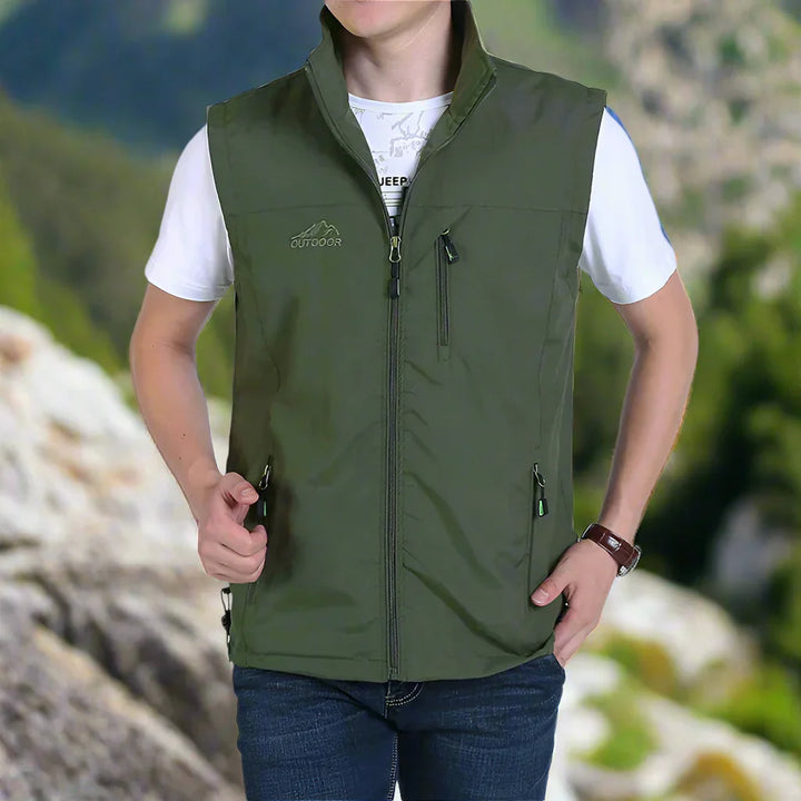 Let multifunktionel herrevest med flere lommer, ideel til camping og vandring i marineblå eller khaki.