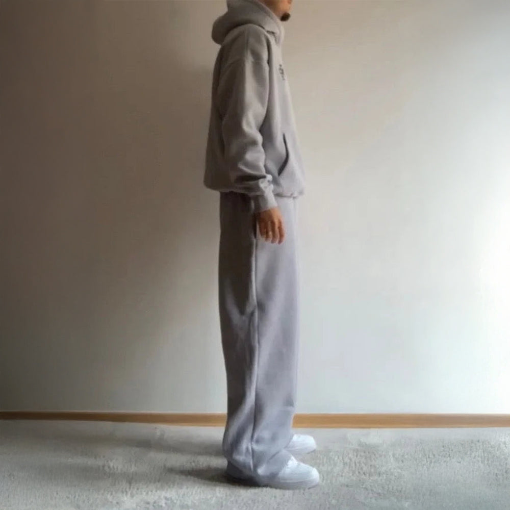 Luksus herre træningsdragt i grå og sort, blødt materiale, minimalistisk design, komfortabel pasform