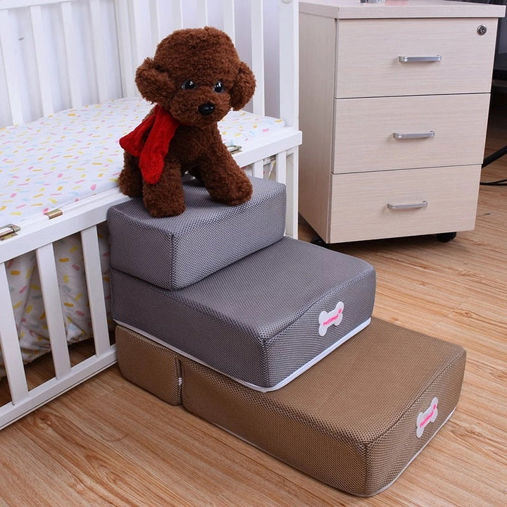 Luksuriøs hundetrappe med skridsikre trin og blød polstring til sofa og seng, ideel for små hunde og seniorer.