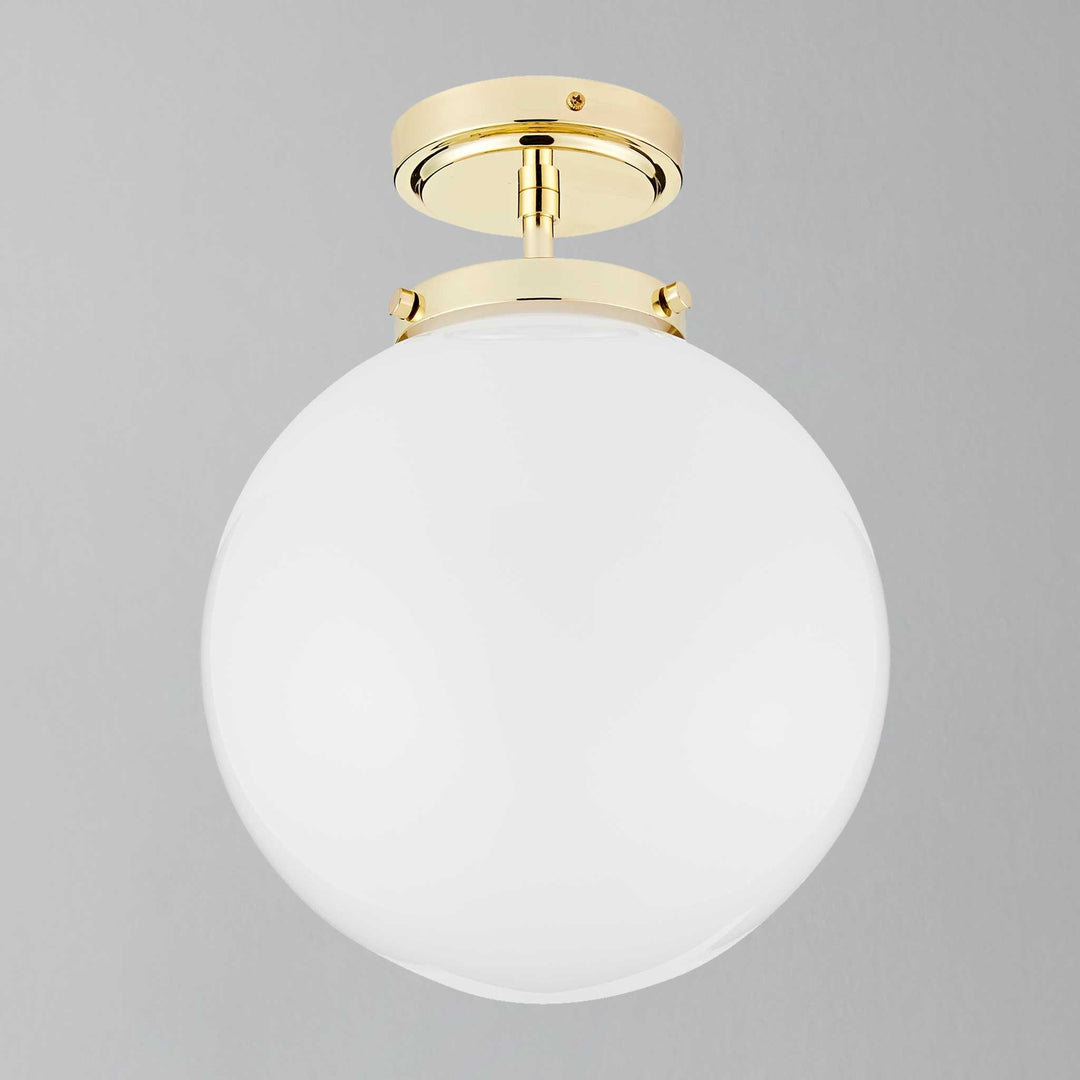 Luksuriøs kugleformet badeværelsesloftslampe i glas, moderne design med varmt lys for en afslappet atmosfære.