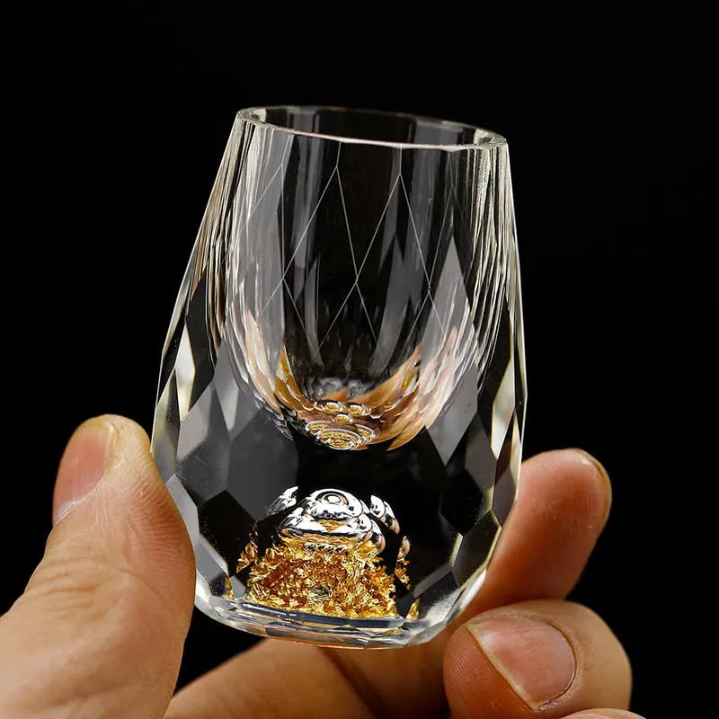 Luksus krystal whiskyglas, elegant form, høj gennemsigtighed, perfekt tilbehør til spisebordet for whiskyelskere.