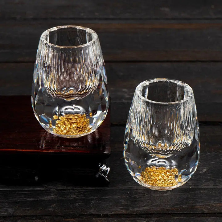 Luksus krystal whiskyglas, elegant form, høj gennemsigtighed, perfekt tilbehør til spisebordet for whiskyelskere.