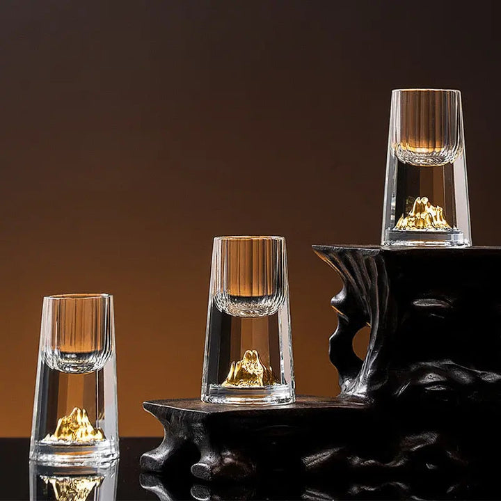 Luksus krystal whiskyglas, elegant form, høj gennemsigtighed, perfekt tilbehør til spisebordet for whiskyelskere.