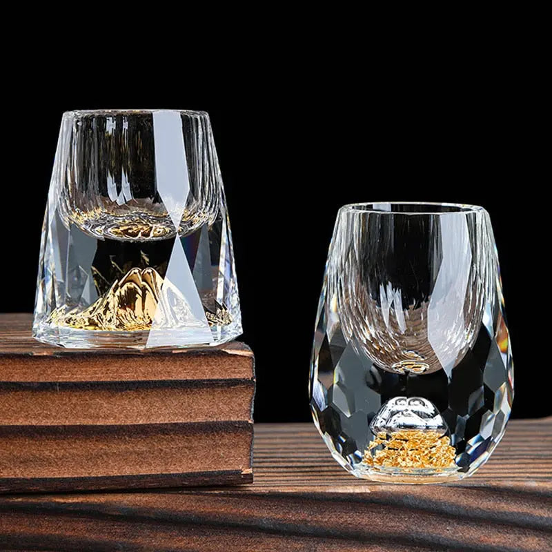 Luksus krystal whiskyglas, elegant form, høj gennemsigtighed, perfekt tilbehør til spisebordet for whiskyelskere.