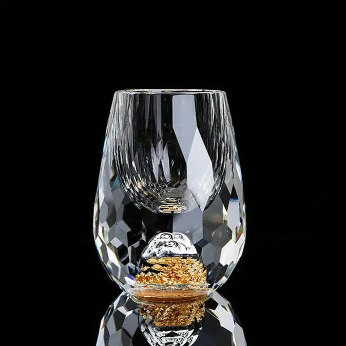Luksus krystal whiskyglas, elegant form, høj gennemsigtighed, perfekt tilbehør til spisebordet for whiskyelskere.