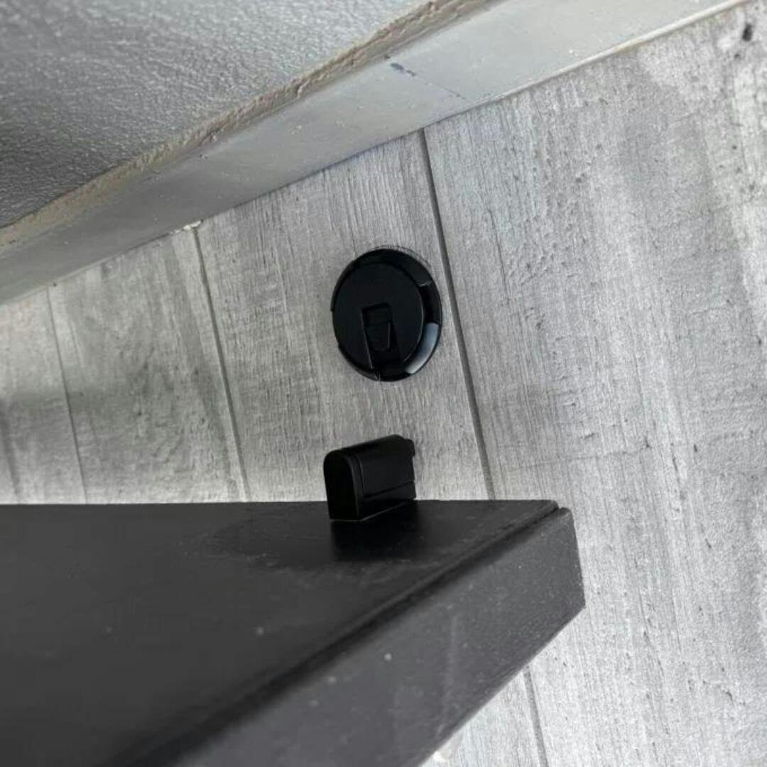 Magnetisk dørstopper uden boring, stærk magnetisk kraft, elegant design, selvklæbende, egnet til indendørs/udendørs brug.