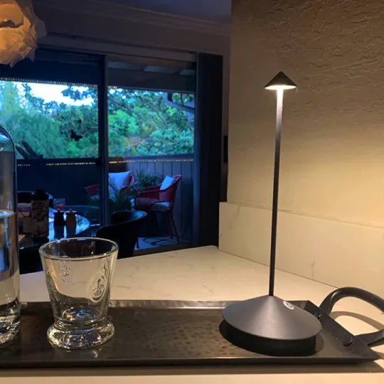 Minimalistisk Serenity LED bordlampe i hvid, dæmpbar og vandtæt, moderne design til inden- og udendørs brug.