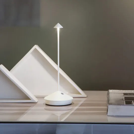 Minimalistisk Serenity LED bordlampe i hvid, dæmpbar og vandtæt, moderne design til inden- og udendørs brug.