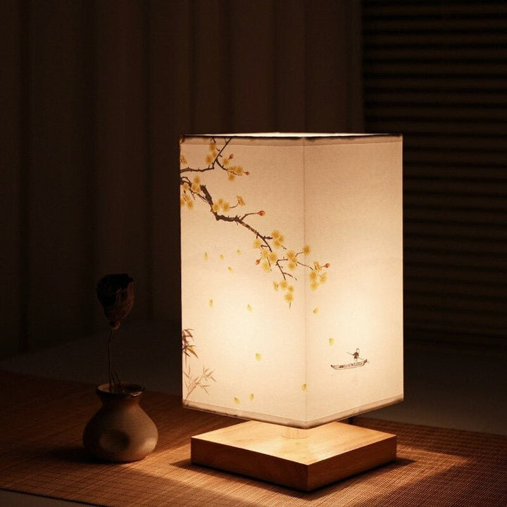 Minimalistisk bordlampe med rødt blomstermønster, japansk-skandinavisk design, udført i bambus og træ.