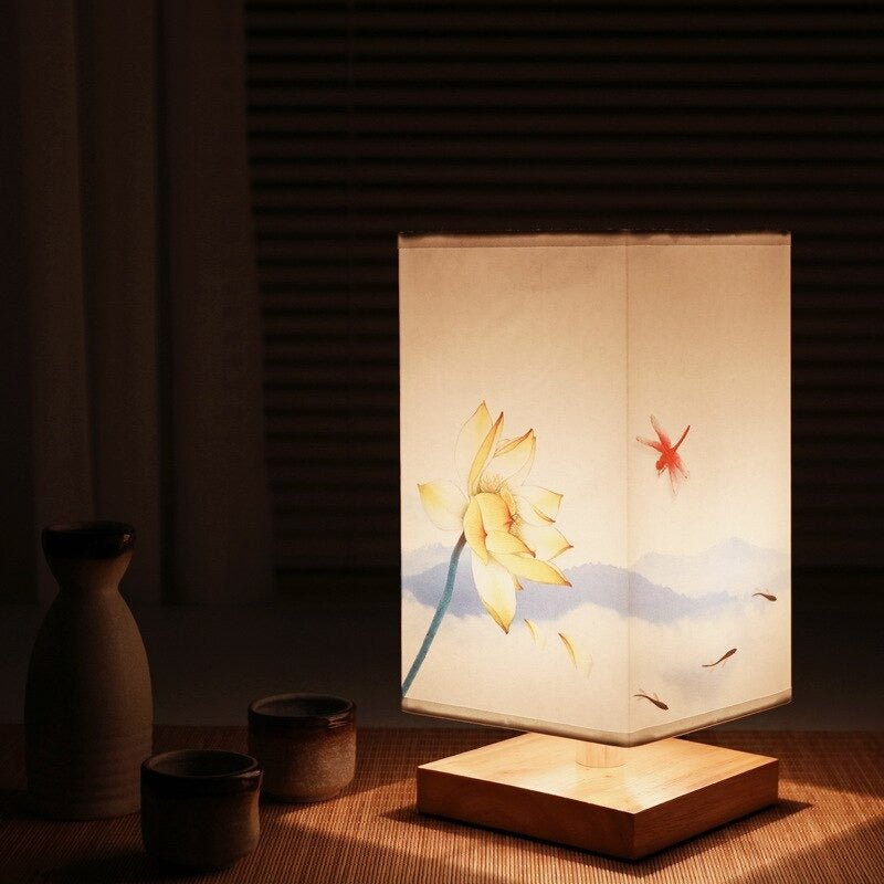Minimalistisk bordlampe med rødt blomstermønster, japansk-skandinavisk design, udført i bambus og træ.