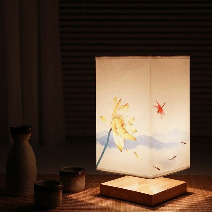Minimalistisk bordlampe med rødt blomstermønster, japansk-skandinavisk design, udført i bambus og træ.