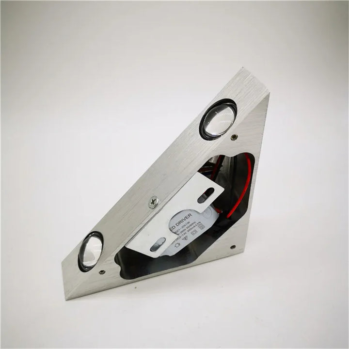 Moderne trekantet LED-væglampe i aluminium, PrismShine, til stilfulde rumaccenter og hyggeligt lys.