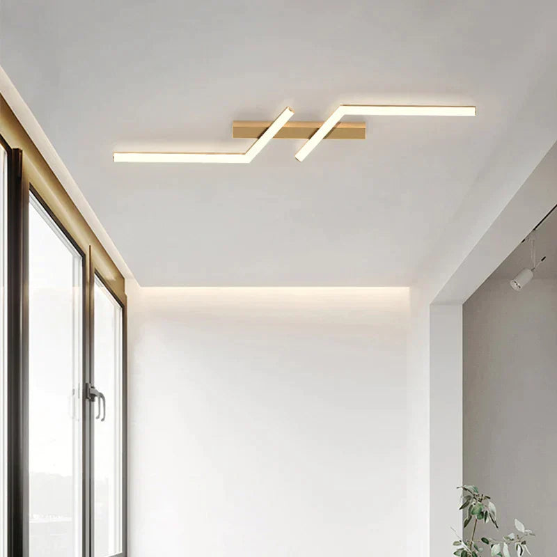 Moderne LED-loftlampe, minimalistisk, sorte og guldlinjer, energieffektiv, ideel til stue og spisestue.