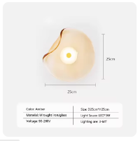 Moderne LED væglampe i glas med transparent skærm, energibesparende og ideel til stilfulde hjemme- eller kontorrum.