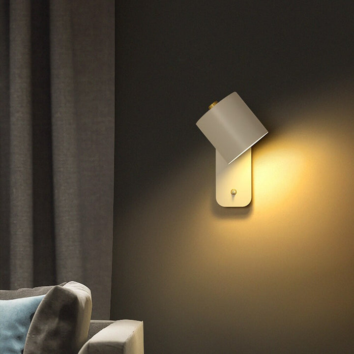 Moderne LED-væglampe i grå med elegant design, integreret kontakt, ideel til stilfuld indendørs belysning.