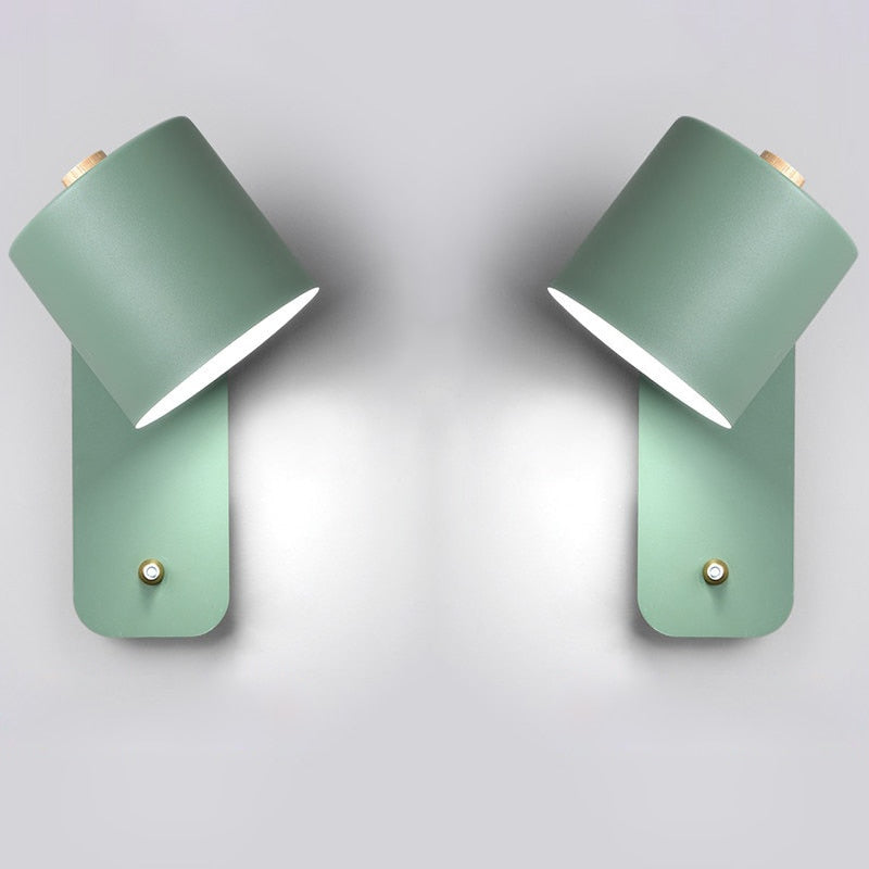 Moderne LED-væglampe i grå med elegant design, integreret kontakt, ideel til stilfuld indendørs belysning.