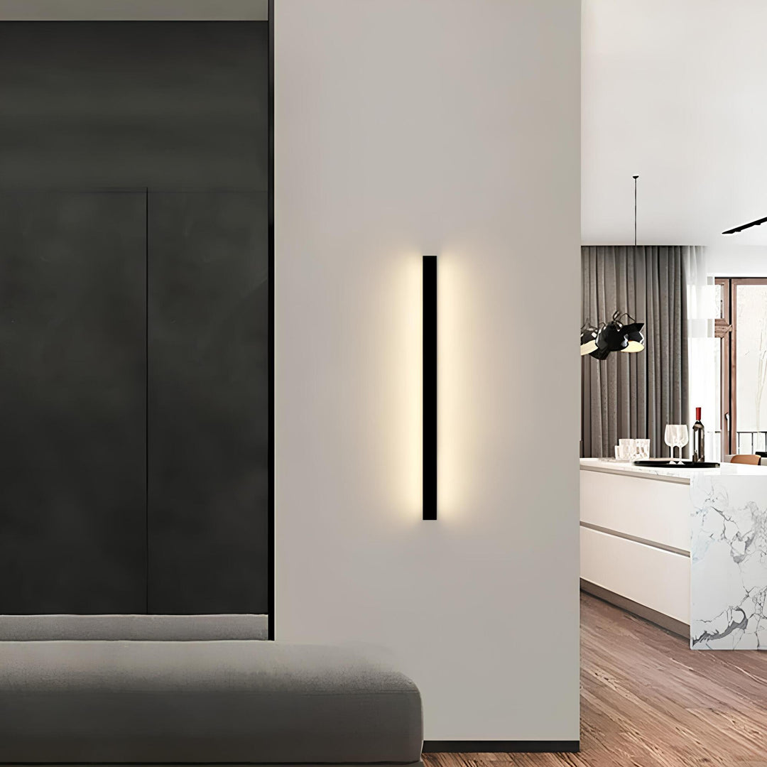 Elegant LED-væglampe med minimalistisk design i aluminium, perfekt til moderne indretning.