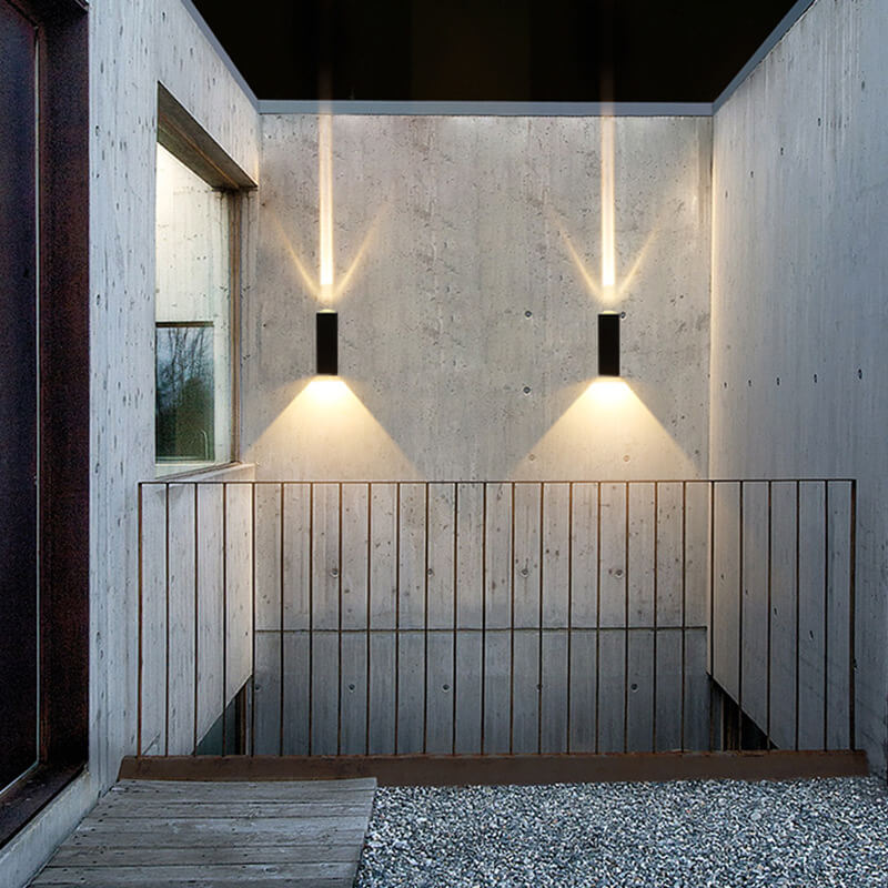 Moderne sort LED-udendørs væglampe, vejrbestandig, rektangulært design, elegant, varmt lys til terrassebelysning.