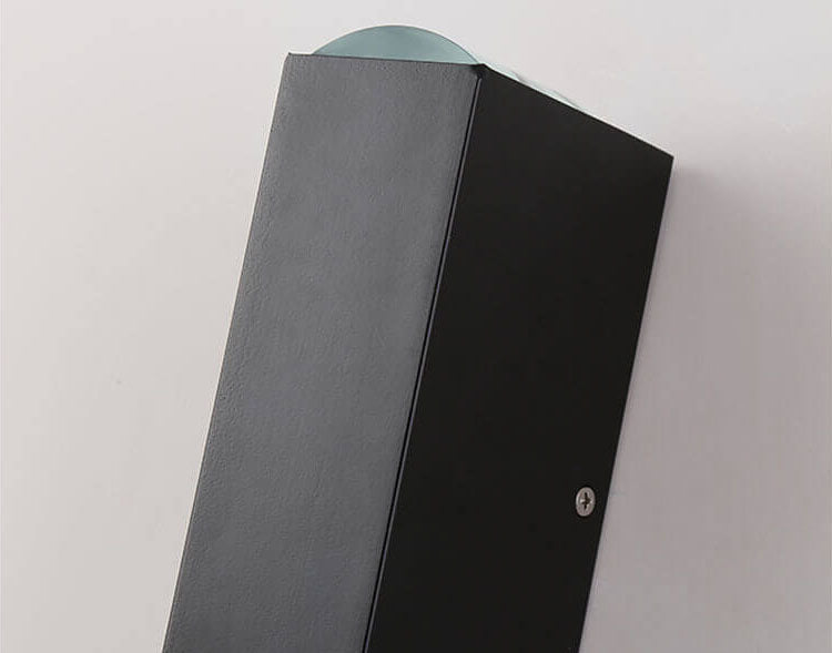 Moderne sort LED-udendørs væglampe, vejrbestandig, rektangulært design, elegant, varmt lys til terrassebelysning.