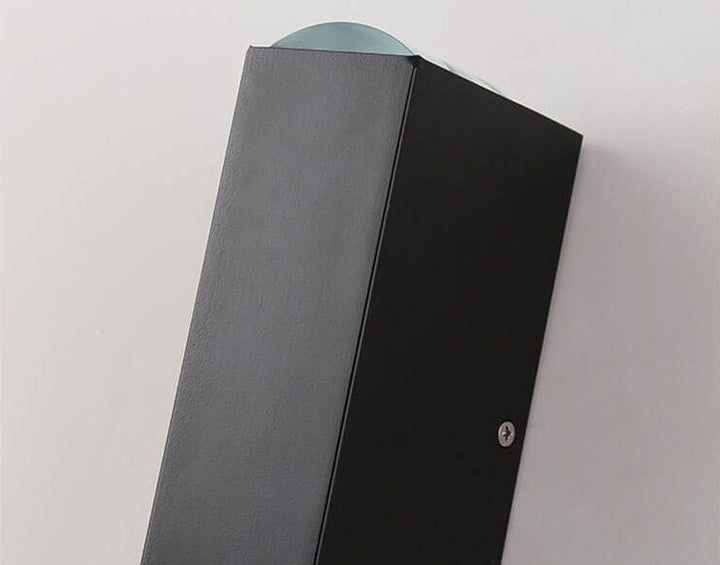 Moderne sort LED-udendørs væglampe, vejrbestandig, rektangulært design, elegant, varmt lys til terrassebelysning.