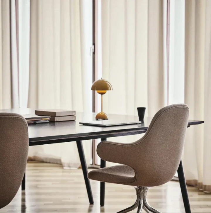 Moderne touch bordlampe med varmt hvidt LED-lys, minimalistisk skandinavisk design og touch-kontrol.