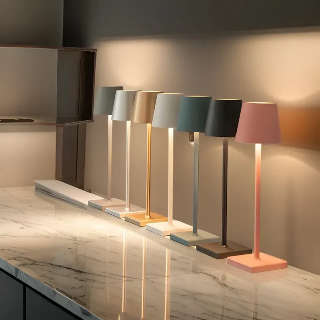 Minimalistisk LED-bordlampe, der kan bruges i stue, soveværelse eller restauranter.