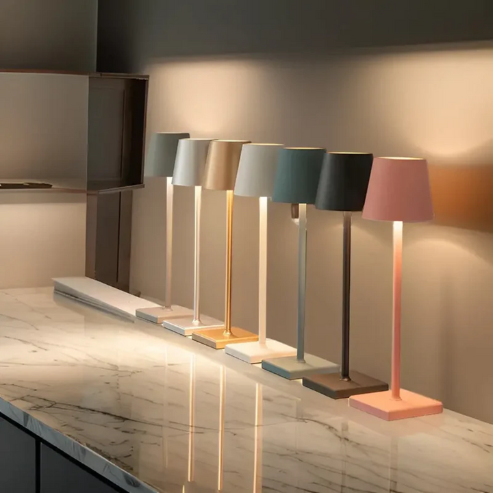 Minimalistisk LED-bordlampe, der kan bruges i stue, soveværelse eller restauranter.