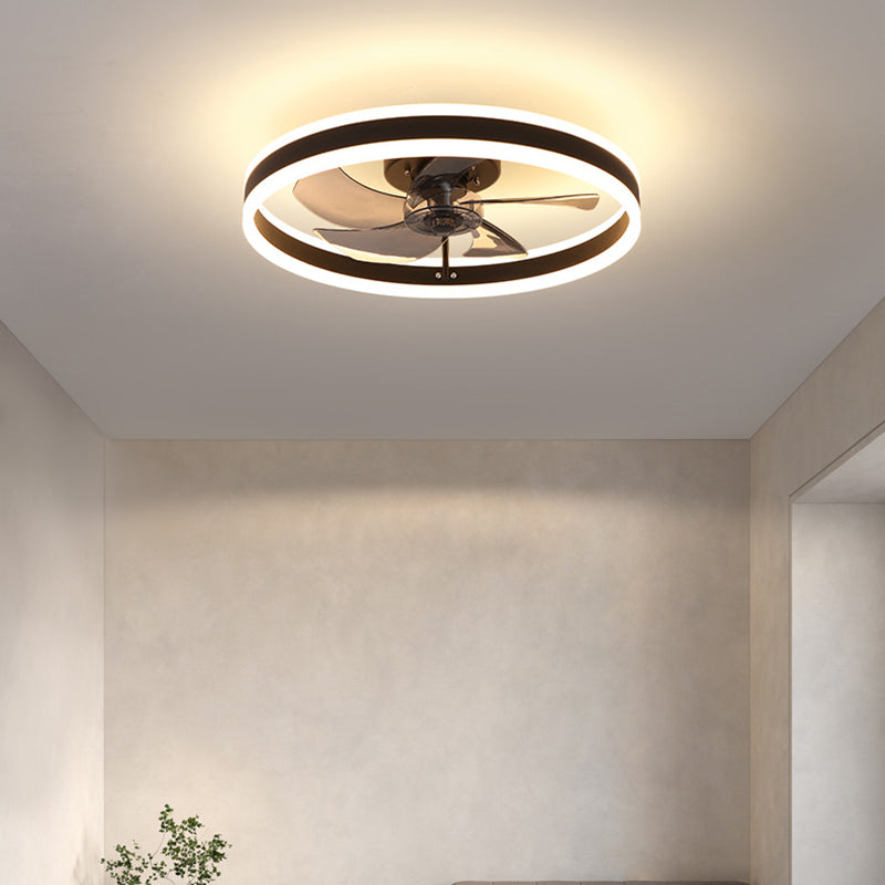 Modernt LED loftventilator med elegante vinger og integreret LED-belysning, perfekt til stue eller kontor.