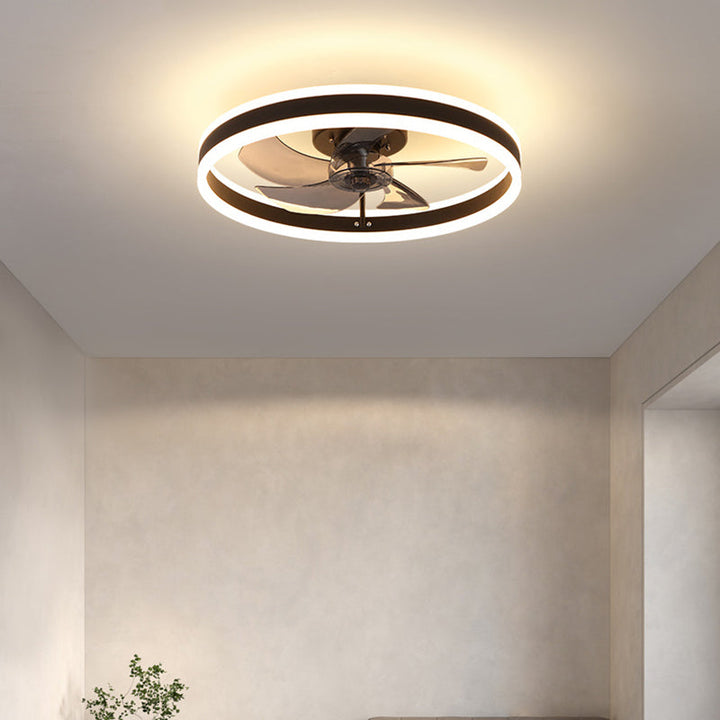 Modernt LED loftventilator med elegante vinger og integreret LED-belysning, perfekt til stue eller kontor.