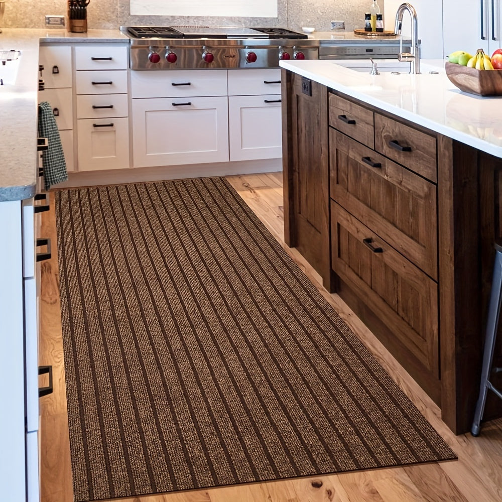 Moderne, skridsikker stribet løber til indendørs og udendørs brug, rektangulær med gummibagside, vaskbar og vejrbestandig.