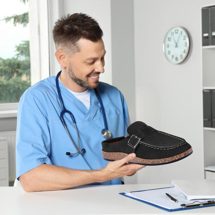 Ortopædiske hjemmesko i ruskind og med skridsikker sål.