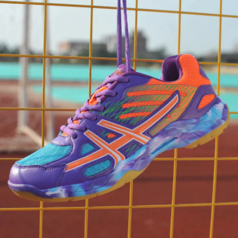 Ortopædiske tennissko i lilla, med åndbart materiale og stabil sål til mænd og kvinder på banen.