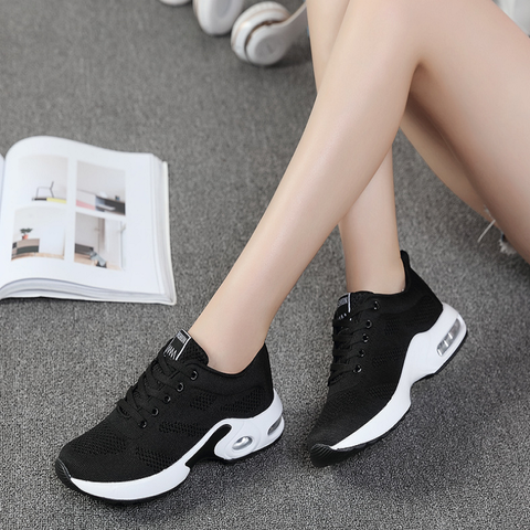 Ortopædiske løbesko til kvinder, forskellige farver, med ergonomisk design for maksimal komfort og stil.
