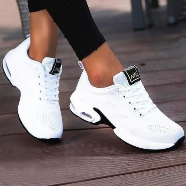 Ortopædiske løbesko til kvinder, set forfra, med lyseblå-lilla farve.