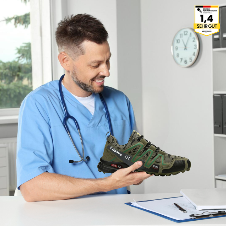 Ortopædiske vandresko med skridsikker sål og bred tåboks, ideelle til komfort og stabilitet under vandring.