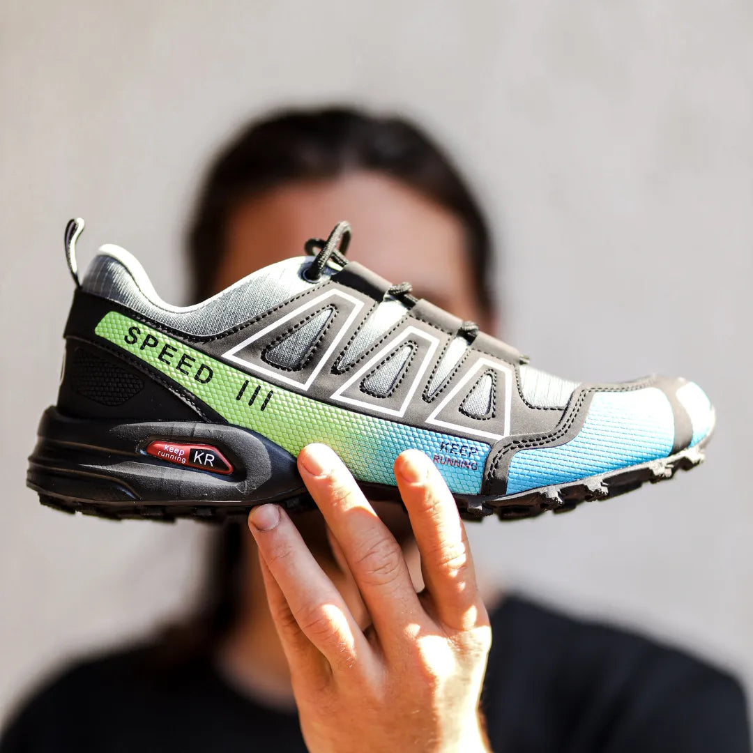 Ortopædiske vandresko med skridsikker sål og bred tåboks, ideelle til komfort og stabilitet under vandring.