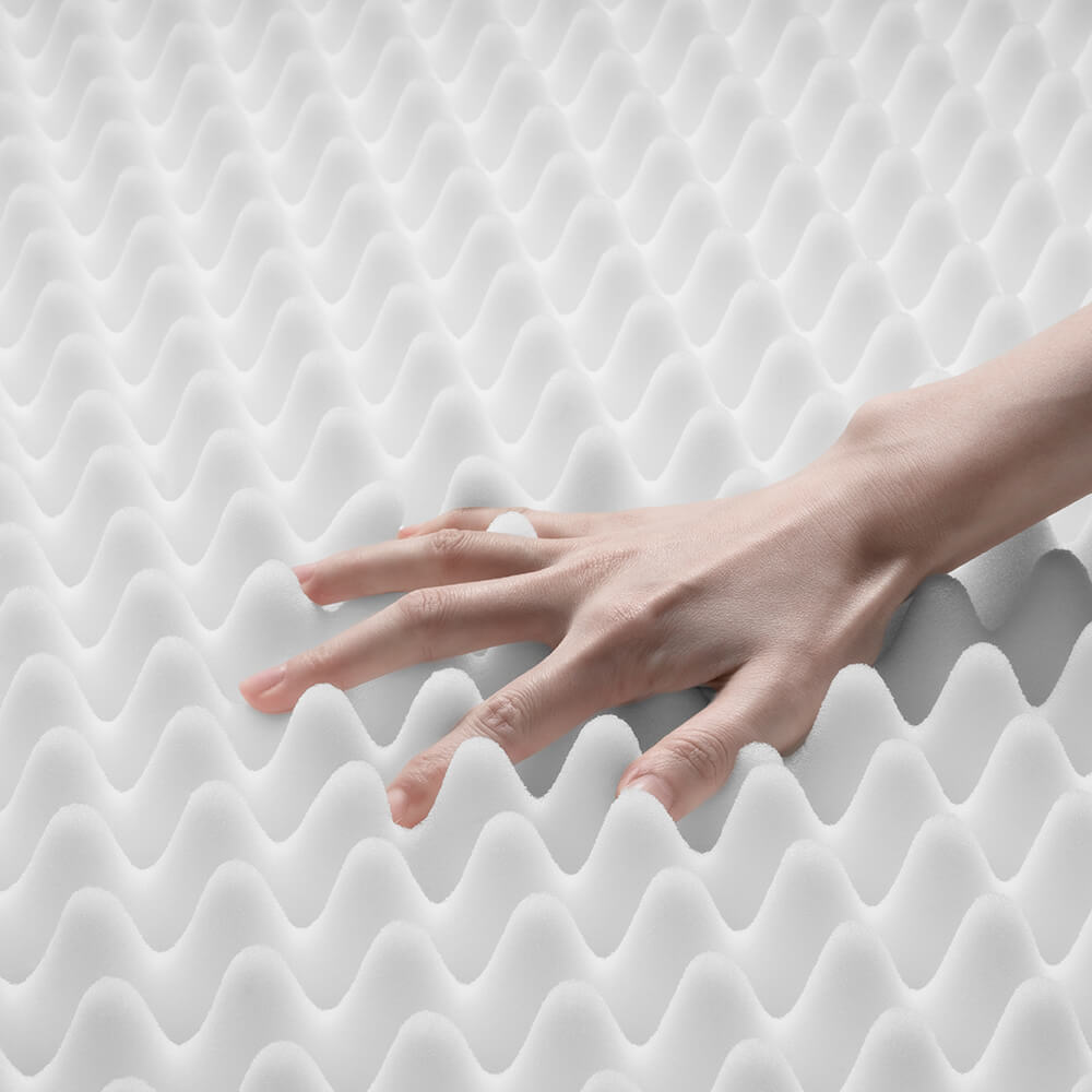 Ortopædisk fluffy kæledyrsseng i donutform, beige, til hunde, tilbyder komfort og støtte på glatte gulve.