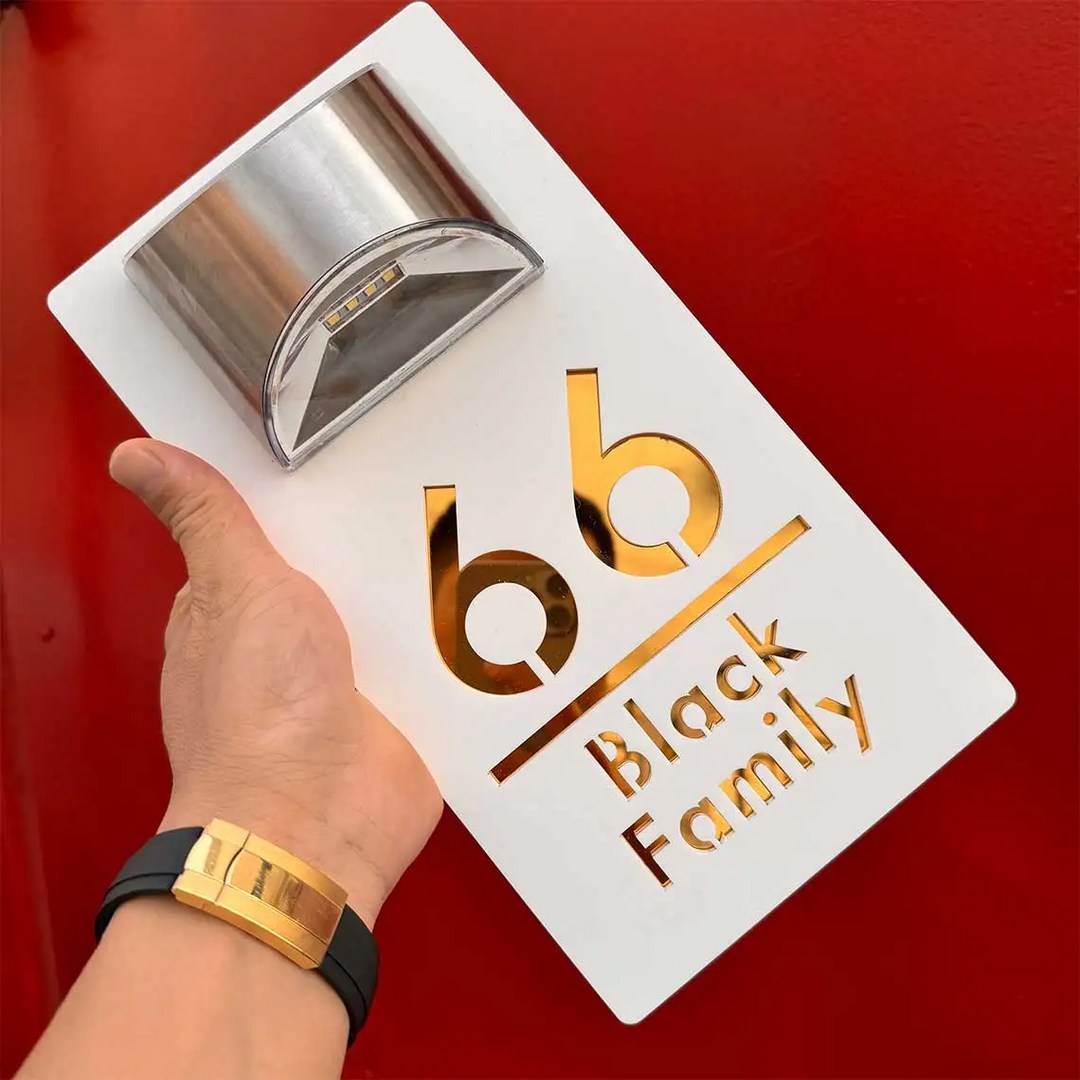 Personlig Solar LED Husnummer, vejrbestandig og energieffektiv, med klare LED'er for optimal nattesynlighed.