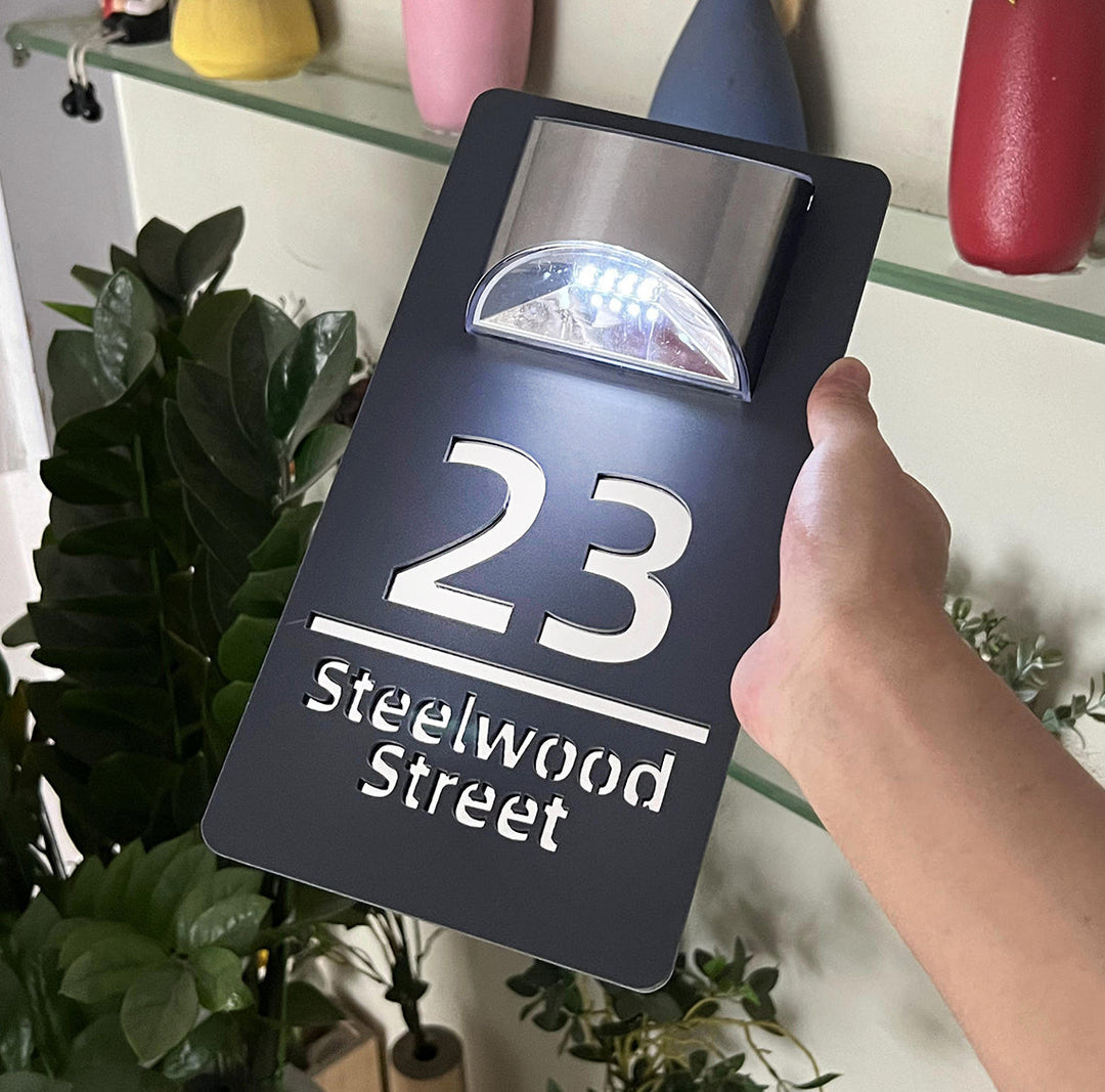 Personlig Solar LED Husnummer, vejrbestandig og energieffektiv, med klare LED'er for optimal nattesynlighed.